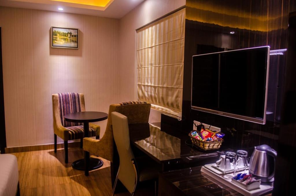 Hotel Comfotel Calcutta Extérieur photo